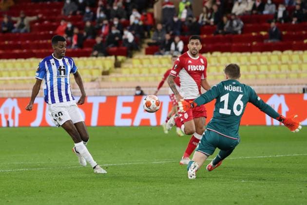 Monaco, Monaco, 25th November 2021. Alexander Isak of Real Sociedad scores past Alexander Nubel of AS Monaco to level the game at 1-1 during the UEFA Europa League match at Stade Louis II, Monaco. Picture credit should read: Jonathan Moscrop Sportimage EDITORIAL USE ONLY. No use with unauthorised audio, video, data, fixture lists, club league logos or live services. Online in-match use limited to 120 images, no video emulation. No use in betting, games or single club league player publications. SPI-1343-0006