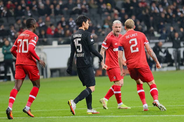 Eintracht Frankfurt - Royal Antwerp FC, UEFA Europa League Radja Nainggolan (Royal Antwerpen FC, 4) jubelt nach seinem Tor zum 1:1. Rechts Ritchie De Laet (Royal Antwerpen FC, 2), links Ally Samatta (Royal Antwerpen FC, 70) nund Daichi Kamada (Eintracht Frankfurt, 15). Spiel der UEFA Europa League zwischen Eintracht Frankfurt und Royal Antwerpen am 25. November 2021 im Deutsche Bank Park in Frankfurt am Main., Frankfurt am Main Hessen Deutschland Deutsche Bank Park
