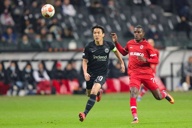 Eintracht Frankfurt - Royal Antwerp FC, UEFA Europa League Makoto Hasebe (Eintracht Frankfurt, 20) vor Ally Samatta (Royal Antwerpen FC, 70). Spiel der UEFA Europa League zwischen Eintracht Frankfurt und Royal Antwerpen am 25. November 2021 im Deutsche Bank Park in Frankfurt am Main., Frankfurt am Main Hessen Deutschland Deutsche Bank Park