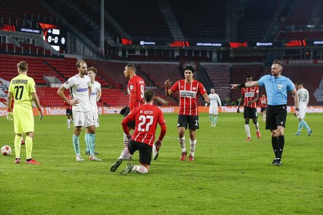 EINDHOVEN - 25-11-2021, Philips stadion. Europa League, season 2021-2022. during the match PSV - Sturm Graz. referee Pawel Raczkowski give a penalty to PSV, PSV player Mario Gotze, PSV player Erick Gutierrez PSV - Sturm Graz  x14465862x Copyright: