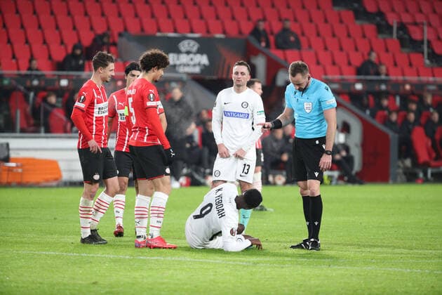 SOCCER - UEFA EL, Eindhoven vs Sturm EINDHOVEN,NETHERLANDS,25.NOV.21 - SOCCER - UEFA Europa League, group stage, PSV Eindhoven vs SK Sturm Graz. Image shows Andre Ramalho (Eindhoven), Kelvin Yeboah, Jakob Jantscher (Sturm) and referee Pawel Raczkowski (POL).  GEPAxpictures xChrisxBauer