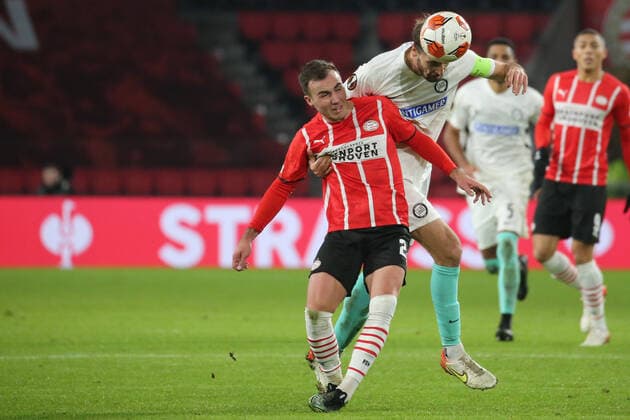 Eindhoven, Niederlande 25. November 2021: Europa League - 2021 2022 - PSV Eindhoven vs. Sturm Graz v. li. im Zweikampf Mario Goetze Götze (PSV Eindhoven) und Jon Gorenc-Stankovic (Sturm Graz) Philips-Stadion Copyright: xFotostandx xvanxderxVeldenx