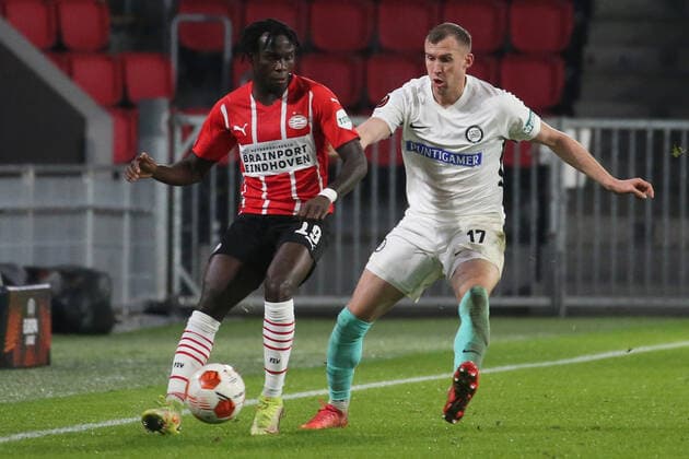 Eindhoven, Niederlande 25. November 2021: Europa League - 2021 2022 - PSV Eindhoven vs. Sturm Graz v. li. im Zweikampf Bruma (PSV Eindhoven) und Lukas Jaeger Jäger (Sturm Graz) Philips-Stadion Copyright: xFotostandx xvanxderxVeldenx