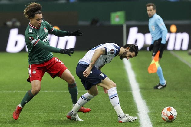 MOSCOW, RUSSIA - NOVEMBER 25, 2021: Lokomotiv Moscow s Alexis Beka Beka (L) and Lazio s Luis Alberto fight for the ball in their 2021 22 UEFA Europa League Group E football match at RZD Arena. Anton Novoderezhkin TASS  TS119644