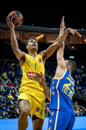 Basketball Berlin 25.11.2021 Saison 2021 2022 EuroLeague 12.Spieltag Alba Berlin vs Maccabi Tel Aviv L-R: Oscar Da Silva (Alba, No. 1), Ante Zizic (Tel Aviv, No. 23)