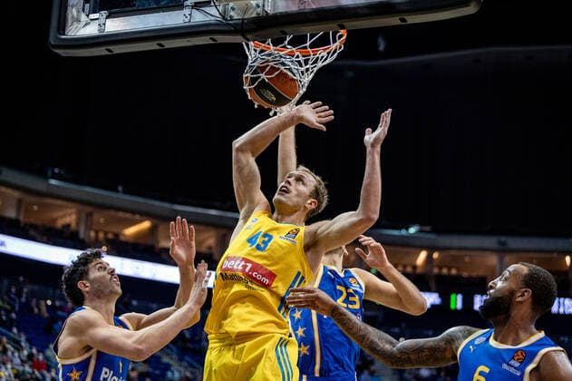 Sport Bilder des Tages Basketball Berlin 25.11.2021 Saison 2021 2022 EuroLeague 12.Spieltag Alba Berlin vs Maccabi Tel Aviv L-R: alb34, Ante Zizic (Tel Aviv, No. 23), Derrick Williams (Tel Aviv, No. 06)