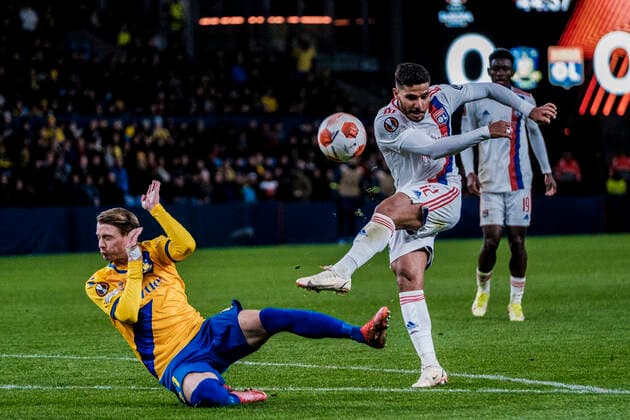 Sport Bilder des Tages Broendby IF v Lyon, UEFA Europa League, Broendby, Denmark Broendby, Denmark. 25th, November 2021. Henrique (12) of Lyon and Simon Hedlund (27) of Broendby IF seen during the UEFA Europa League match between Broendby IF and Lyon at Broendby Stadion in Broendby. Brondby Denmark  Copyright: xGonzalesxPhoto RobertxHendelx