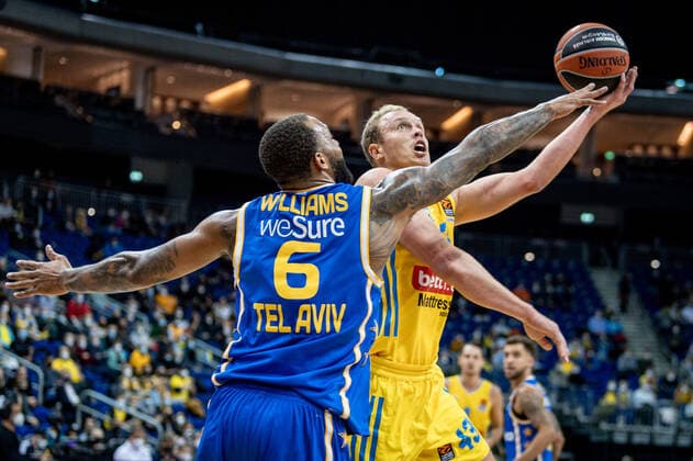 Basketball Berlin 25.11.2021 Saison 2021 2022 EuroLeague 12.Spieltag Alba Berlin vs Maccabi Tel Aviv L-R: Derrick Williams (Tel Aviv, No. 06), Luke Sikma (Alba, No. 43)