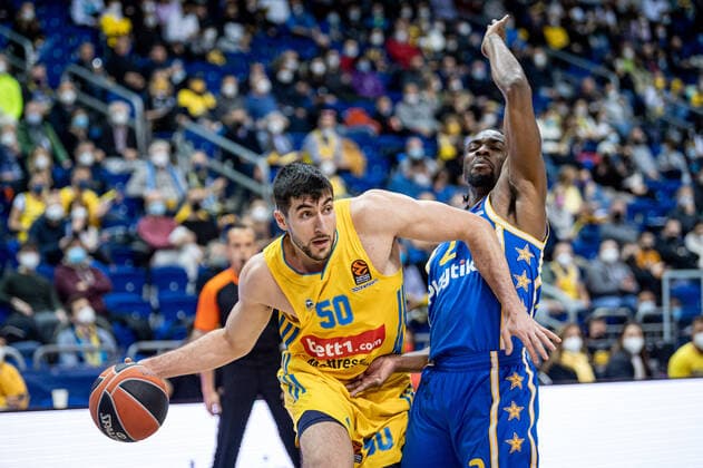 Basketball Berlin 25.11.2021 Saison 2021 2022 EuroLeague 12.Spieltag Alba Berlin vs Maccabi Tel Aviv L-R: Yovel Zoosman (Alba, No. 50), Keenan Evans (Tel Aviv, No. 02)