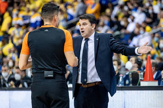 Basketball Berlin 25.11.2021 Saison 2021 2022 EuroLeague 12.Spieltag Alba Berlin vs Maccabi Tel Aviv Trainer Israel Gonzalez (Alba)