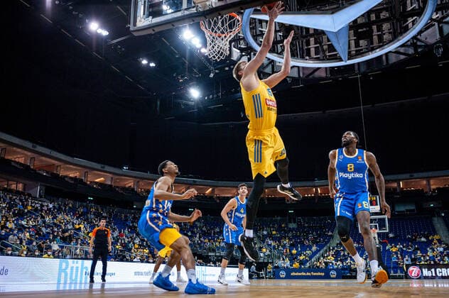 Basketball Berlin 25.11.2021 Saison 2021 2022 EuroLeague 12.Spieltag Alba Berlin vs Maccabi Tel Aviv Ben Lammers (Alba, No. 55), Jaylen Reynolds (Tel Aviv, No. 08)