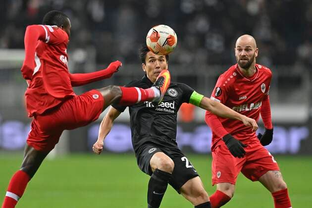 FRANKFURT, GERMANY - NOVEMBER 25 : Ally Samatta Mbwana forward of Antwerp FC, Makoto Hasebe defender of Eintracht Frankfurt and Dorian Dessoleil defender of Antwerp FC during the UEFA Europa League Group stage D match between Eintracht Frankfurt and Royal Antwerp FC on November 25, 2021 in Frankfurt, Germany, 25 11 21 ( Frankfurt v Antwerp FC - UEFA Europa League PhotoNews Panoramic 