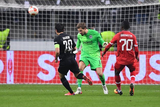 Fußball Europa League 5. Spieltag Eintracht Frankfurt - Royal Antwerpen FC am 25.11.2021 im Deutsche Bank Park in Frankfurt Makoto Hasebe ( Frankfurt ), links - Kevin Trapp ( Frankfurt ), mitte - Ally Mbwana Samatta ( Antwerpen ), rechts