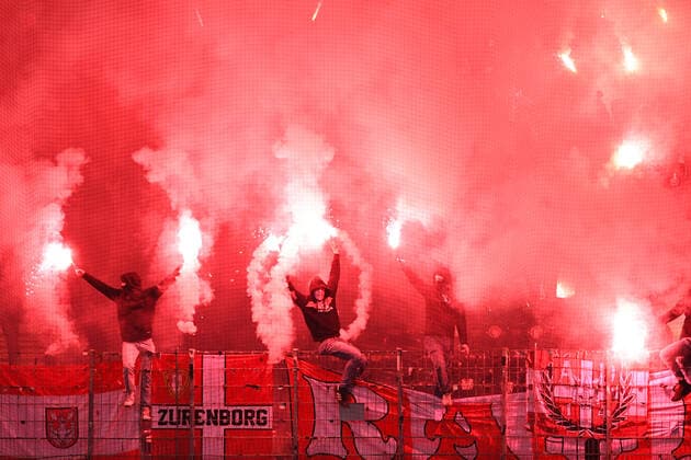 Fußball Europa League 5. Spieltag Eintracht Frankfurt - Royal Antwerpen FC am 25.11.2021 im Deutsche Bank Park in Frankfurt Abbrennen von Pyro Pyrotechnik Leuchtkörper Bengalos im Antwerpen Fanblock