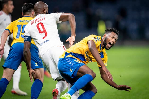 Broendby IFs Kevin Tshiembei kamp med Olympique Lyonnais Moussa Dembele under Europa League kampen mellem Broendby IF og Olympique Lyonnais paa Broendby Stadion i Broendby, torsdag den 25. november 2021.. , Broendby Denmark Copyright: RitzauxScanpix MadsxClausxRasmussenx cop101 spdk20211125-215742-L