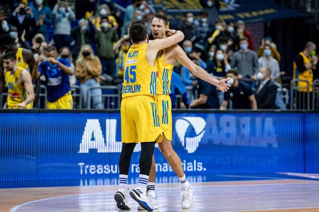 Basketball Berlin 25.11.2021 Saison 2021 2022 EuroLeague 12.Spieltag Alba Berlin vs Maccabi Tel Aviv Jubwl Tamir Blatt (Alba, No. 45) und Marcus Eriksson (Alba, No. 8) nach dem Spielende.