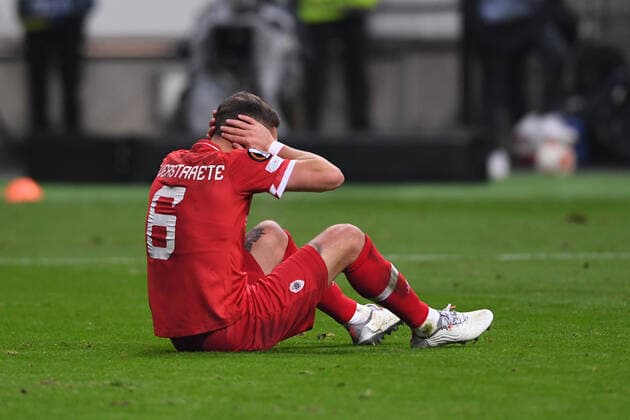 Fußball Europa League 5. Spieltag Eintracht Frankfurt - Royal Antwerpen FC am 25.11.2021 im Deutsche Bank Park in Frankfurt Birger Verstraete ( Antwerpen ) hält nach Pyro Pyrotechnik Leuchtkörper Bengalos Böller die Ohren zu