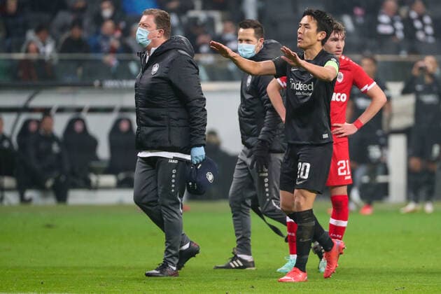 Fußball - UEFA Europa League - 05. Spieltag Eintracht Frankfurt - Royal Antwerpen am 25.11.2021 im Deutsche Bank Park in Frankfurt Makoto Hasebe (Frankfurt) beruhigt die Fans in der Nordwestkurve