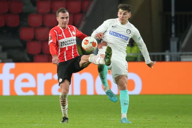 Eindhoven, Niederlande 25. November 2021: Europa League - 2021 2022 - PSV Eindhoven vs. Sturm Graz v. li. im Zweikampf Mario Goetze Götze (PSV Eindhoven) und Ivan Ljubic (Sturm Graz) Philips-Stadion Copyright: xFotostandx xvanxderxVeldenx