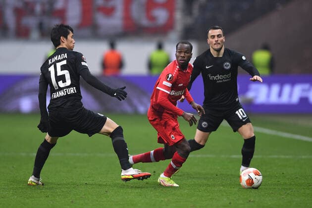 Fußball Europa League 5. Spieltag Eintracht Frankfurt - Royal Antwerpen FC am 25.11.2021 im Deutsche Bank Park in Frankfurt Daichi Kamada ( Frankfurt ), links - Alhassan Yusuf ( Antwerpen ), mitte - Filip Kostic ( Frankfurt ), rechts