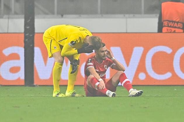 FRANKFURT, GERMANY - NOVEMBER 25 : Jean Butez goalkeeper of Antwerp FC and Birger Verstraete defender of Antwerp FC after a pyro explosion during the UEFA Europa League Group stage D match between Eintracht Frankfurt and Royal Antwerp FC on November 25, 2021 in Frankfurt, Germany, 25 11 21 ( Frankfurt v Antwerp FC - UEFA Europa League PhotoNews Panoramic 