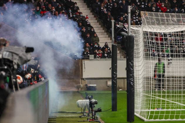 Fußball - UEFA Europa League - 05. Spieltag Eintracht Frankfurt - Royal Antwerpen am 25.11.2021 im Deutsche Bank Park in Frankfurt Eine Detonation hinter dem Tor von Torwart Jean Butez (Antwerpen)