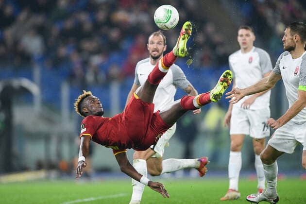 Sport Themen der Woche KW47 Sport Bilder des Tages Tammy Abraham of AS Roma scores fourth goal with a bicycle kick during the UEFA Conference League group stage match between Roma and Zorya Luhansk at Stadio Olimpico, Rome, Italy on 25 November 2021. Copyright: xGiuseppexMaffiax 30110015