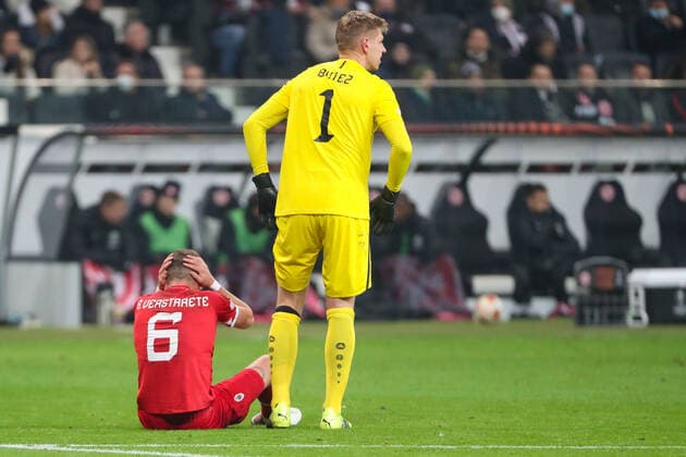 Fußball - UEFA Europa League - 05. Spieltag Eintracht Frankfurt - Royal Antwerpen am 25.11.2021 im Deutsche Bank Park in Frankfurt Torwart Jean Butez (Antwerpen) und Birger Verstraete (Antwerpen) nach einer Detonation hinter dem Tor