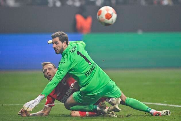 FRANKFURT, GERMANY - NOVEMBER 25 : Ritchie De Laet defender of Antwerp FC and Kevin Trapp goalkeeper of Eintracht Frankfurt during the UEFA Europa League Group stage D match between Eintracht Frankfurt and Royal Antwerp FC on November 25, 2021 in Frankfurt, Germany, 25 11 21 ( Frankfurt v Antwerp FC - UEFA Europa League PhotoNews Panoramic 