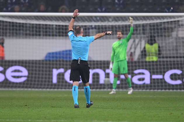 Fußball Europa League 5. Spieltag Eintracht Frankfurt - Royal Antwerpen FC am 25.11.2021 im Deutsche Bank Park in Frankfurt FIFA-Schiedsrichter Paul Tierney ( ENG ) zeigt Abseits nach Video Assist Videobeweis VAR an. Tor zum 1:2 durch Ritchie De Laet ( Antwerpen )