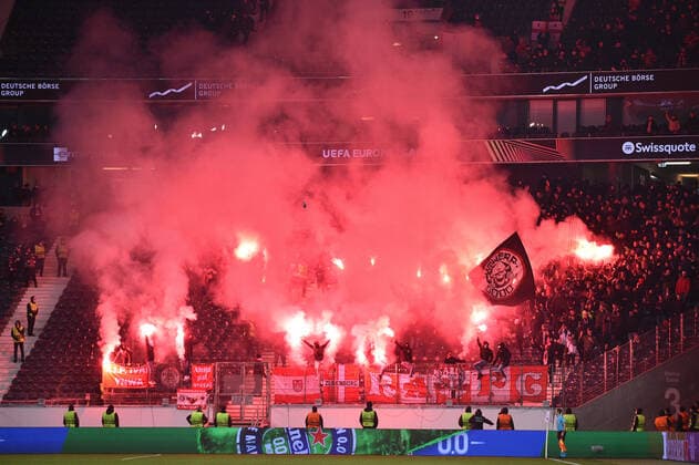 Fußball Europa League 5. Spieltag Eintracht Frankfurt - Royal Antwerpen FC am 25.11.2021 im Deutsche Bank Park in Frankfurt Abbrennen von Pyro Pyrotechnik Leuchtkörper Bengalos im Antwerpen Fanblock
