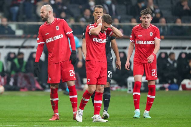 Fußball - UEFA Europa League - 05. Spieltag Eintracht Frankfurt - Royal Antwerpen am 25.11.2021 im Deutsche Bank Park in Frankfurt Birger Verstraete (Antwerpen) hält sich die Ohren zu nach einer Detonation