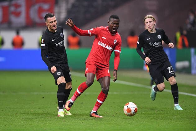 Fußball Europa League 5. Spieltag Eintracht Frankfurt - Royal Antwerpen FC am 25.11.2021 im Deutsche Bank Park in Frankfurt Filip Kostic ( Frankfurt ), links - Ally Mbwana Samatta ( Antwerpen ), rechts - Jens Petter Hauge ( Frankfurt ), rechts