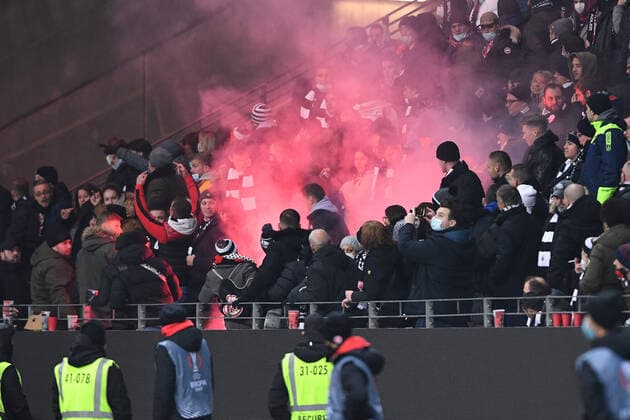 Fußball Europa League 5. Spieltag Eintracht Frankfurt - Royal Antwerpen FC am 25.11.2021 im Deutsche Bank Park in Frankfurt Abbrennen von Pyro Pyrotechnik Leuchtkörper Bengalos Geworfen von Antwerpen Fanblock Fans in die Frankfurt Fanblock Fans