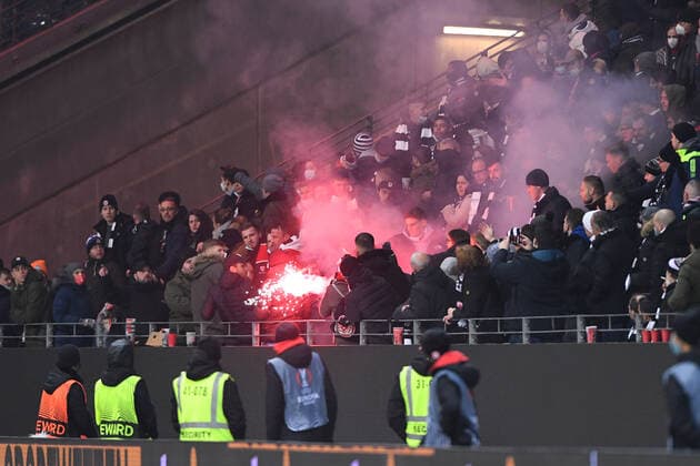 Fußball Europa League 5. Spieltag Eintracht Frankfurt - Royal Antwerpen FC am 25.11.2021 im Deutsche Bank Park in Frankfurt Abbrennen von Pyro Pyrotechnik Leuchtkörper Bengalos Geworfen von Antwerpen Fanblock Fans in die Frankfurt Fanblock Fans