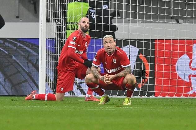 FRANKFURT, GERMANY - NOVEMBER 25 : Radja Nainggolan defender of Antwerp FC during the UEFA Europa League Group stage D match between Eintracht Frankfurt and Royal Antwerp FC on November 25, 2021 in Frankfurt, Germany, 25 11 21 ( Frankfurt v Antwerp FC - UEFA Europa League PhotoNews Panoramic 