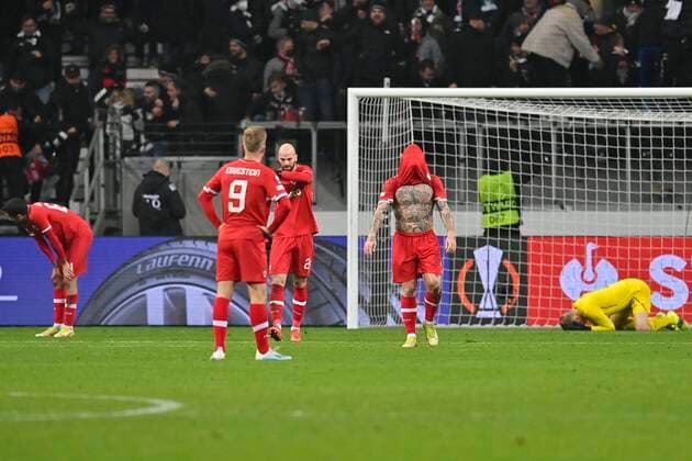 FRANKFURT, GERMANY - NOVEMBER 25 : Deception by Radja Nainggolan defender of Antwerp FC during the UEFA Europa League Group stage D match between Eintracht Frankfurt and Royal Antwerp FC on November 25, 2021 in Frankfurt, Germany, 25 11 21 ( Frankfurt v Antwerp FC - UEFA Europa League PhotoNews Panoramic 