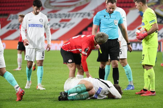 SOCCER - UEFA EL, Eindhoven vs Sturm EINDHOVEN,NETHERLANDS,25.NOV.21 - SOCCER - UEFA Europa League, group stage, PSV Eindhoven vs SK Sturm Graz. Image shows David Affengruber (Sturm), Ritsu Doan (Eindhoven) and referee Pawel Raczkowski (POL)..  GEPAxpictures xChrisxBauer