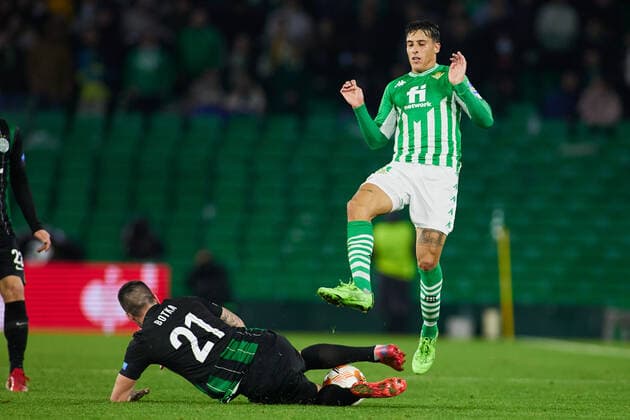 November 25, 2021, SEVILLA, SEVILLA, SPAIN: Endre Botka of Ferencvarosi TC and Cristian Tello of Real Betis in action during the UEFA Europa League, Group G, football match played between Real Betis and Ferencvaros TC at Benito Villamarin stadium on November 25, 2021, in Sevilla, Spain. SEVILLA SPAIN - ZUMAa181 20211125_zaa_a181_078 Copyright: xJoaquinxCorcherox