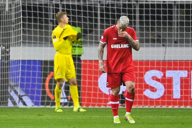 Antwerp s goalkeeper Jean Butez and Antwerp s Radja Nainggolan look dejected during a soccer game between German Eintracht Frankfurt and Belgian Royal Antwerp FC, Thursday 25 November 2021 in Frankfurt, Germany, game five (out of six) in Group D of the UEFA Europa League group stage. LAURIExDIEFFEMBACQ  x3143650x