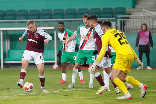 Rapid Vienna v West Ham United UEFA Europa League Jarrod Bowen of West Ham United has a shot on goal during the UEFA Europa League Group H match at Allianz Stadion, Vienna Content Not Available For UK Newspapers Copyright: xPaulxChestertonx FIL-16158-0171