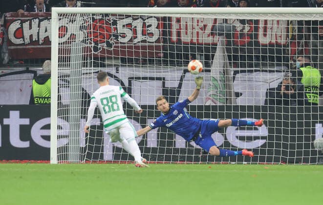 Leverkusen, Deutschland, 25.11.2021, Europa League, Spieltag 5, Bayer 04 Leverkusen vs Celtic Glasgow, Josip Juranovic (Celtic) scores against Torwart Lukas Hradecky (B04).