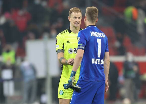 Leverkusen, Deutschland, 25.11.2021, Europa League, Spieltag 5, Bayer 04 Leverkusen vs Celtic Glasgow, goalkeeper Joe Hart (Celtic), Lukas Hradecky (B04)