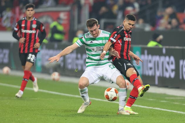 Leverkusen, Deutschland, 25.11.2021, Europa League, Spieltag 5, Bayer 04 Leverkusen vs Celtic Glasgow, Anthony Ralston (Celtic), Paulinho (B04)