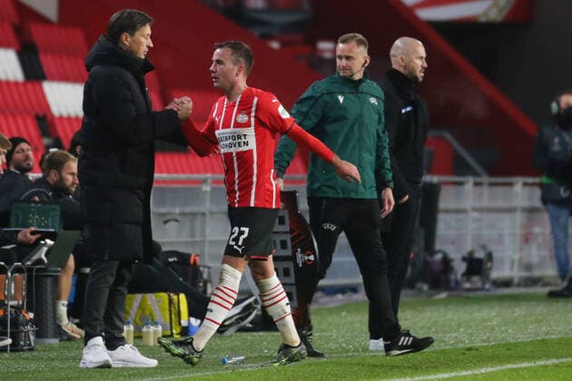 Eindhoven, Niederlande 25. November 2021: Europa League - 2021 2022 - PSV Eindhoven vs. Sturm Graz v.li. Trainer Roger Schmidt (PSV Eindhoven) und Mario Goetze Götze (PSV Eindhoven) Philips-Stadion Copyright: xFotostandx xvanxderxVeldenx