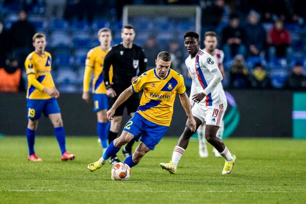 Broendby IF v Lyon, UEFA Europa League, Broendby, Denmark Broendby, Denmark. 25th, November 2021. Josip Radosevic (22) of Broendby IF seen during the UEFA Europa League match between Broendby IF and Lyon at Broendby Stadion in Broendby. Brondby Denmark  Copyright: xGonzalesxPhoto LassexLagonix