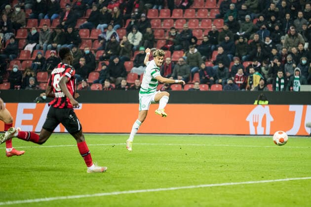 UEL: Bayer 04 Leverkusen - Celtic FC; 25.11.2021 Odilon Kossounou (Bayer 04 Leverkusen, 6), Jota (Celtic FC, 17) trifft zum 1:2 UEL: Bayer 04 Leverkusen - Celtic FC, BayArena Leverkusen Copyright: xBEAUTIFULxSPORTS Wunderlx