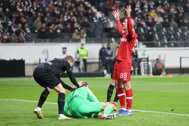 Eintracht Frankfurt - Royal Antwerp FC, UEFA Europa League Michael Frey (Royal Antwerpen FC, 99) verzweifelt, da Torwart Kevin Trapp (Eintracht Frankfurt, 1) eine große Chance zunichte gemacht hat. Links Kristijan Jakic (Eintracht Frankfurt, 6). Spiel der UEFA Europa League zwischen Eintracht Frankfurt und Royal Antwerpen am 25. November 2021 im Deutsche Bank Park in Frankfurt am Main., Frankfurt am Main Hessen Deutschland Deutsche Bank Park
