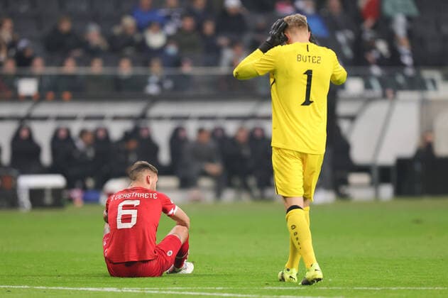 Eintracht Frankfurt - Royal Antwerp FC, UEFA Europa League Birger Verstraete (Royal Antwerpen FC, 6) und Torhüter Jean Butez (Royal Antwerpen FC, 1) halten sich nach einem Böller die Ohren zu. Spiel der UEFA Europa League zwischen Eintracht Frankfurt und Royal Antwerpen am 25. November 2021 im Deutsche Bank Park in Frankfurt am Main., Frankfurt am Main Hessen Deutschland Deutsche Bank Park