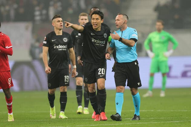 Eintracht Frankfurt - Royal Antwerp FC, UEFA Europa League Makoto Hasebe (Eintracht Frankfurt, 20) diskutiert mit Schiedsrichter Paul Terney. Spiel der UEFA Europa League zwischen Eintracht Frankfurt und Royal Antwerpen am 25. November 2021 im Deutsche Bank Park in Frankfurt am Main., Frankfurt am Main Hessen Deutschland Deutsche Bank Park